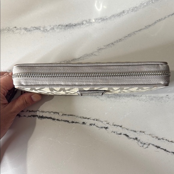 Michael Kors Jet Set Travel Continental Light Grey Logo Wristlet - Picture 9 of 12